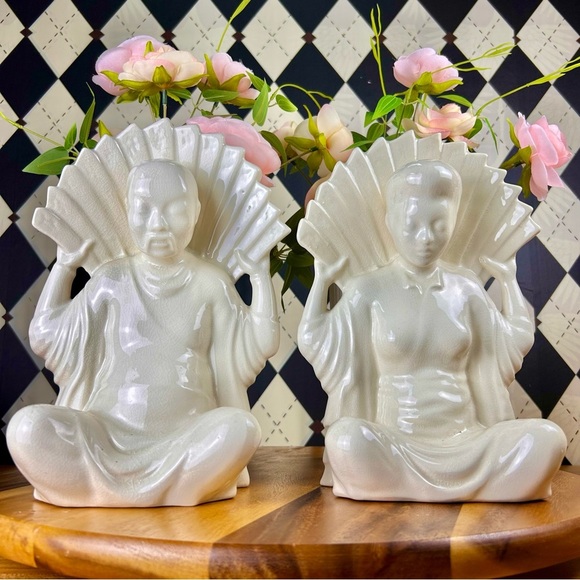 Large Flower Vase Japanese Porcelain Seated Figure With Fan-Form Opening 10” - Picture 16 of 17